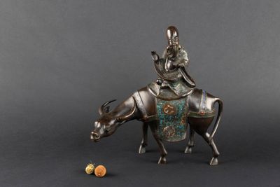 figurine en bronze représentant un homme à cheval tenant une balle