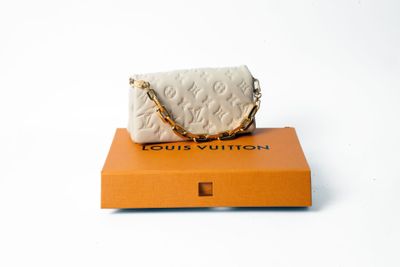 Sac Louis Vuitton matelassé blanc avec chaîne dorée