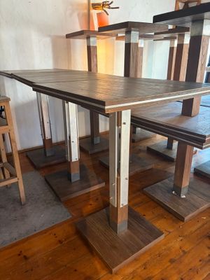 une table en bois avec deux bancs au milieu de la pièce