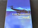 un livre sur la couverture duquel figure l'image d'un avion de chasse