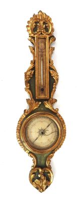 une horloge accrochée au mur