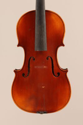 un vieux violon avec un archet accroché à son dos