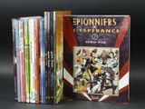 des livres sont empilés les uns sur les autres sur une surface noire