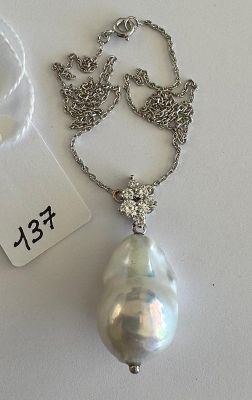 Chaîne en or gris maille forçat, rehaussée d'un pendentif en…