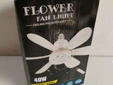 une boîte contenant un ventilateur de plafond blanc posée sur une table