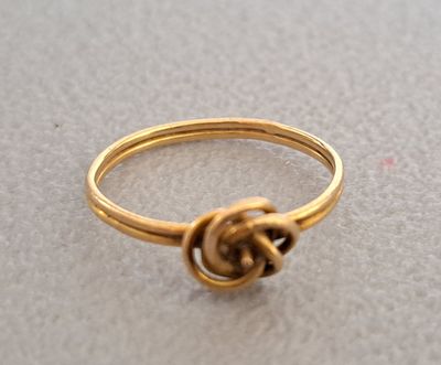 Petite bague en or 18K 750 millièmes à motif de fleur tourbi… - Photo 1
