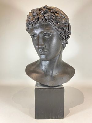 Tête d'Apollon en résine laquée noir, socle bois. Reproducti…