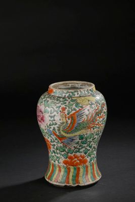 une image représentant un vase orné d'un oiseau et de fleurs