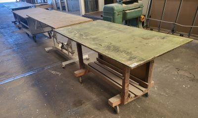 une table placée au milieu d'une pièce