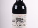 une bouteille de vin posée sur une table