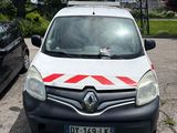 une camionnette blanche garée sur un parking à côté d'une voiture noire