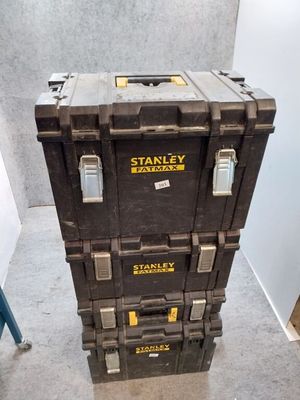une pile de cartons posée par terre dans une pièce