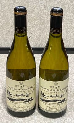 deux bouteilles de vin posées l'une à côté de l'autre sur un comptoir