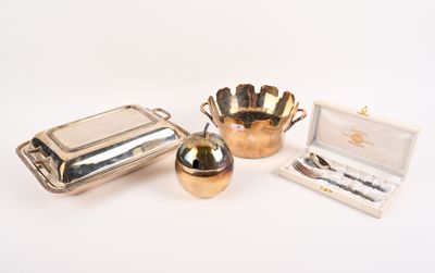 trois objets en argent, à savoir une pomme, un plateau en argent et une boîte en argent