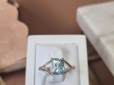 une bague qui se trouve dans une boîte sur une table