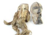 deux morceaux de bois qui ont servi à fabriquer des masques