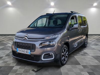 La nouvelle camionnette Citroën est garée sur un sol en damier