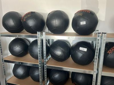 les nombreuses balles qui se trouvent sur les étagères de la pièce