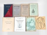 plusieurs vieux livres posés les uns sur les autres sur une table
