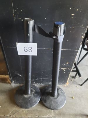 deux poteaux noirs sur lesquels est inscrit un numéro