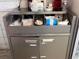 une petite cuisine équipée d'un réfrigérateur et d'un plan de travail