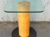 une table en verre avec une base en bois et un plateau en verre