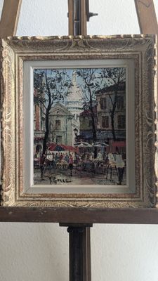 une photo d'une photo représentant une scène de rue, dans un cadre