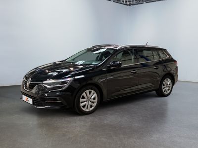 Une voiture noire est garée dans une grande pièce équipée d'un ventilateur de plafond