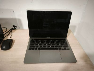 un ordinateur portable posé sur un bureau avec une souris