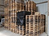 un gros tas de palettes dans un entrepôt