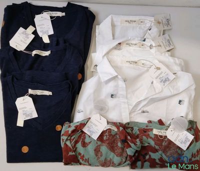 Trois paires de chemises et de pantalons pour homme sont disposées sur une table