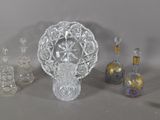 un grand nombre d'objets en verre posés sur une table