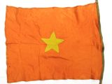 un drapeau orange orné d'une étoile jaune sur fond blanc