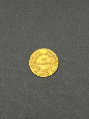 une pièce d'or sur une surface noire
