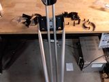 une table sur laquelle sont posés une paire de skis, dans une pièce