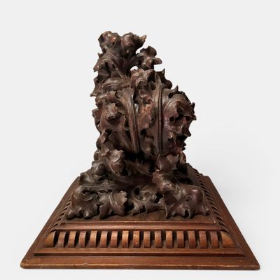 une image représentant une sculpture en bois représentant un arbre avec des feuilles