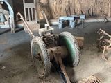 un tracteur équipé d'une charrue, dans un garage