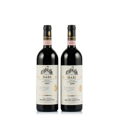 deux bouteilles de vin rouge posées l'une à côté de l'autre sur une surface blanche