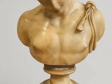 un buste antique en marbre représentant un homme aux cheveux bouclés, posé sur un socle en bois
