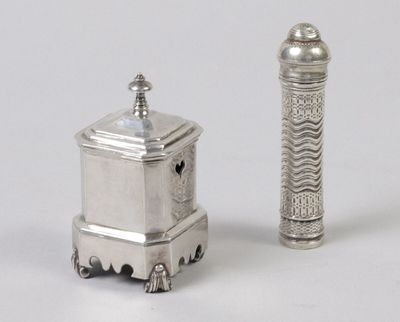 paire de salières et poivrières anciennes en argent