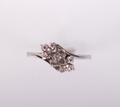 gros plan d'une bague en diamant sur fond blanc