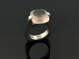 une bague en argent ornée d'un quartz rose au centre