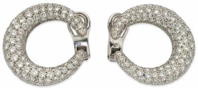 une paire de boucles d'oreilles en diamant sur fond blanc