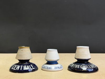 trois petits vases bleus et blancs posés sur une table en bois