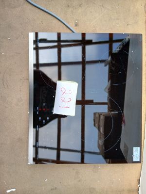 une photo d'une plaque de cuisson en verre sur laquelle est collé un autocollant