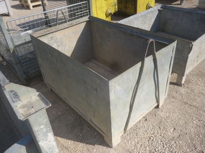 trois conteneurs en béton posés à même le sol, les uns à côté des autres