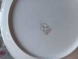 une assiette blanche sur laquelle est représenté un chat