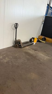 une photo d'un chariot élévateur garé dans un garage