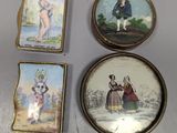 trois miniatures représentant des femmes et un homme sont posées sur une table