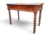 une vieille table en bois avec un plateau en marbre et des pieds tournés